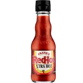 Boca Frank's RedHot Xtra Hot umaka za ljutu papriku, crvena tekućina i crna kapa